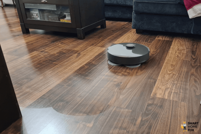Der Dreame L10s Pro wischt im Test den Boden im Wohnzimmer.